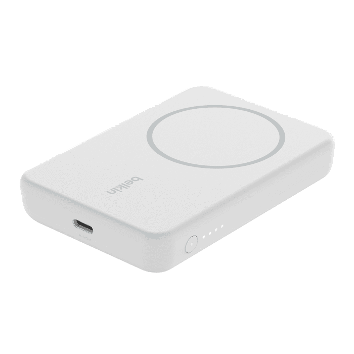 باور بنك Belkin BoostCharge المغناطيسي للشحن اللاسلكي بسعة 5,000 مللي أمبير مع حامل - أبيض