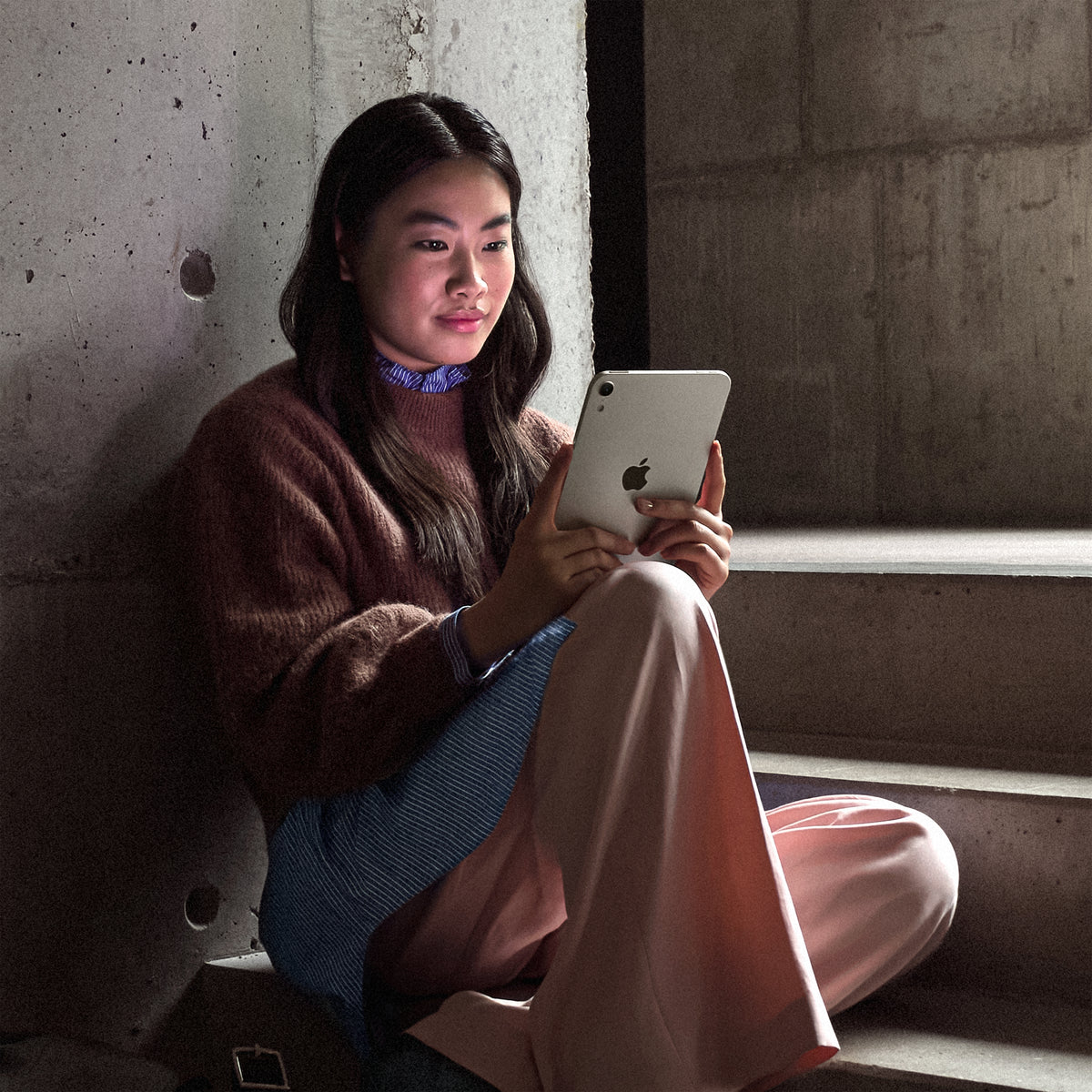 iPad_mini_A20_Pro_Wi-Fi_Midnight_PDP_Image_Position_9__en-AE